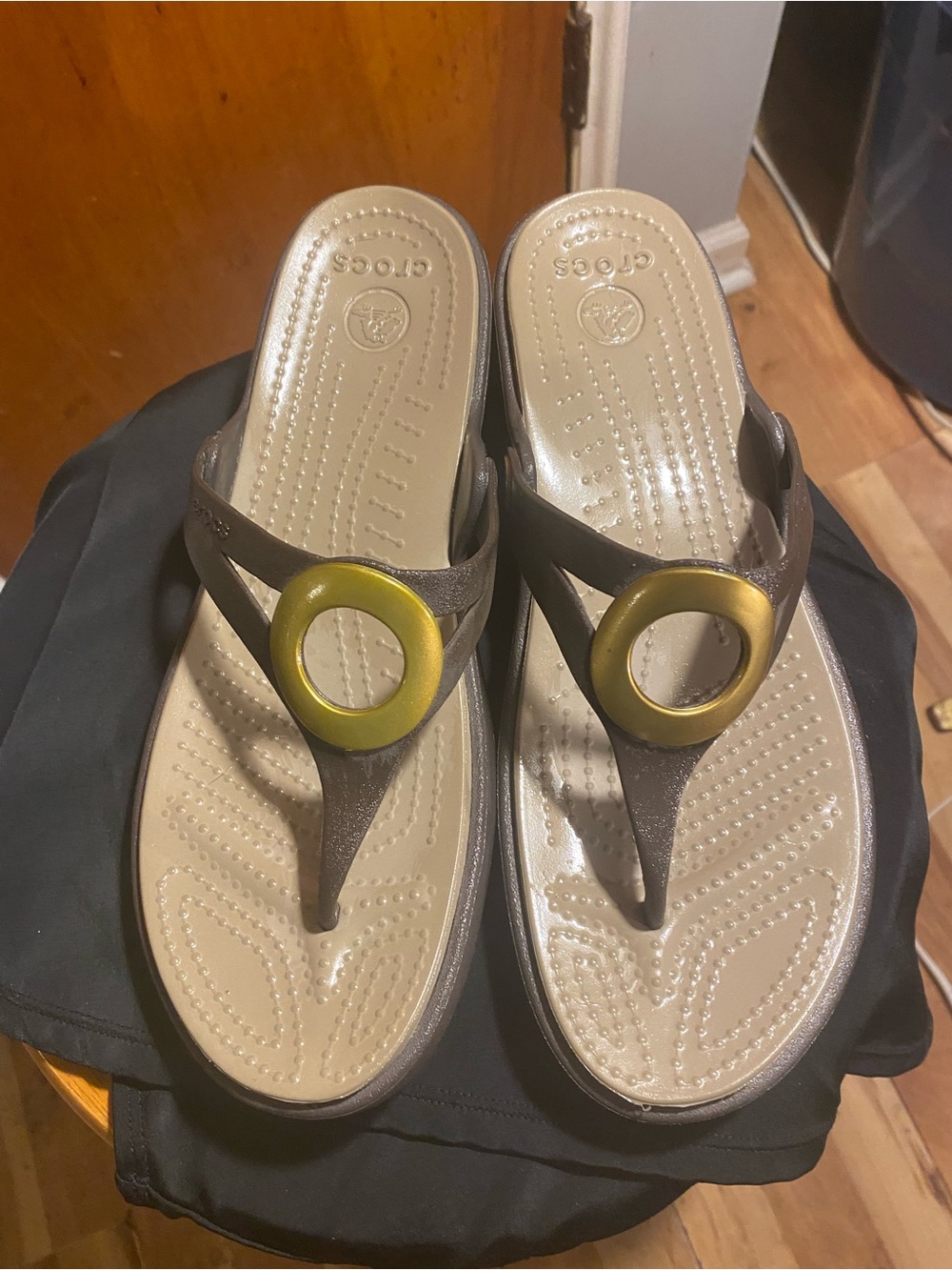 Crocs Sanrah Beveled Circle Wedge Sandals in the Espresso / Gold colorway. - Picture 6 of 7